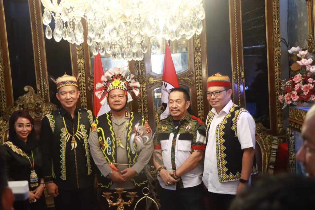 Kapolda Kaltim Jalin Kedekatan dengan Tokoh Adat Dayak, Perkuat Sinergi untuk Kamtibmas yang Kondusif WhatsApp Image 2025 10 22 at 11.33.03 97676709