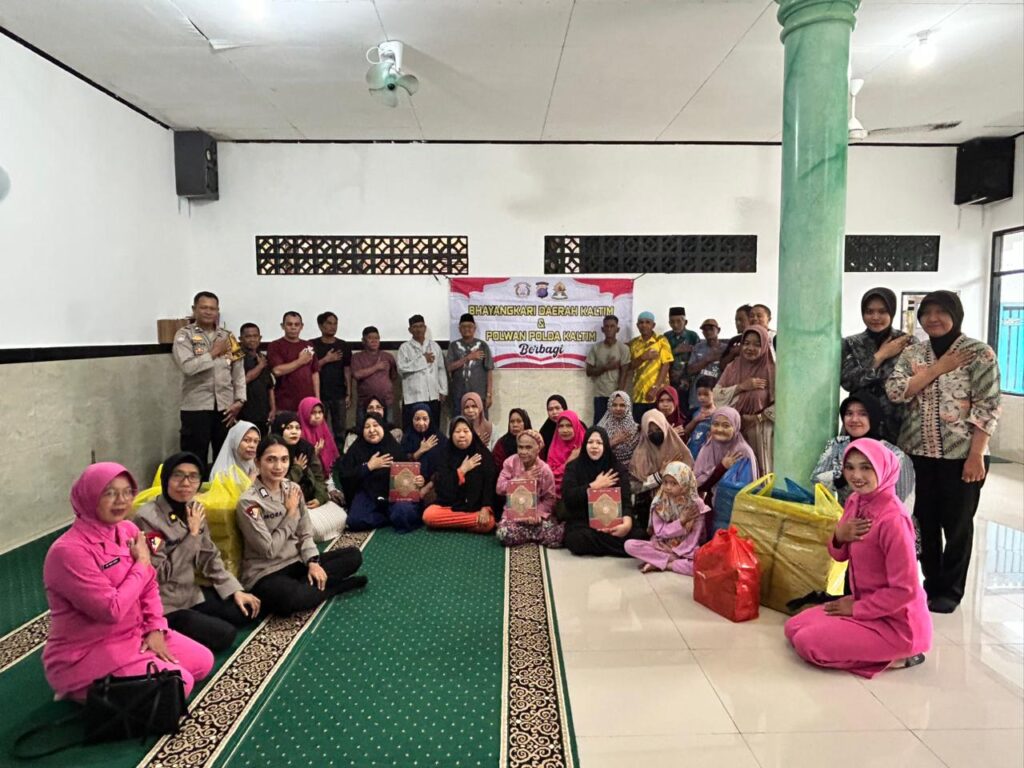 Jumat Berkah, Polwan Polda Kaltim bersama Bhayangkari Tebar Kebaikan di Musholla Nurul Mutaqien WhatsApp Image 2025 10 25 at 11.33.45