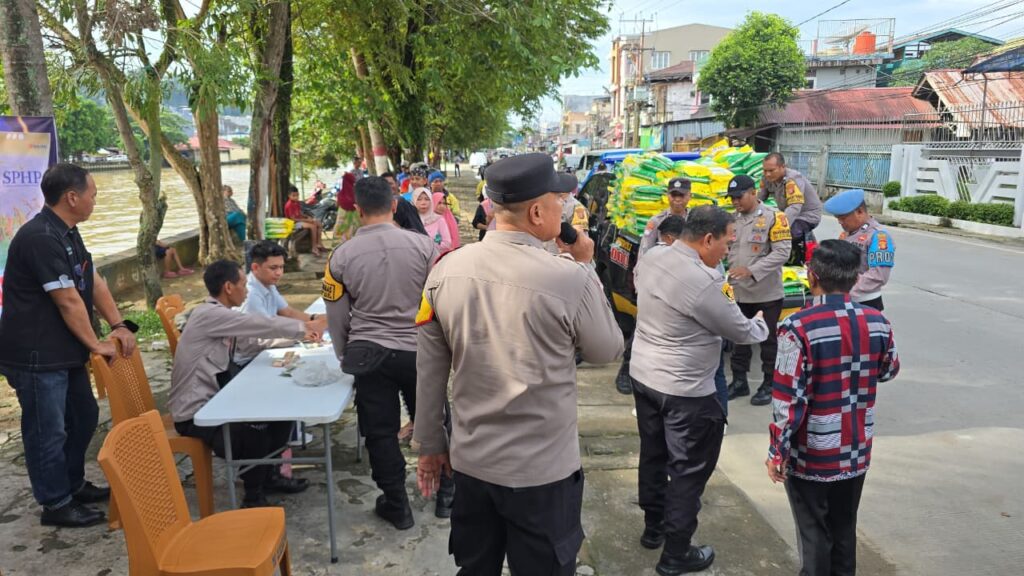Polresta Samarinda dan Bulog Gelar Gerakan Pangan Murah, Warga Karang Mumus Antusias Sambut Program Stabilitas Harga WhatsApp Image 2025 10 25 at 23.47.28 376c0626