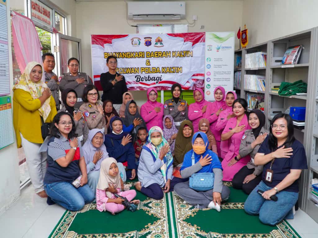 Polwan dan Bhayangkari Polda Kaltim Gelar Kegiatan Sosial Berbagi di Kelurahan Damai Baru WhatsApp Image 2025 10 26 at 08.19.04 ca354907