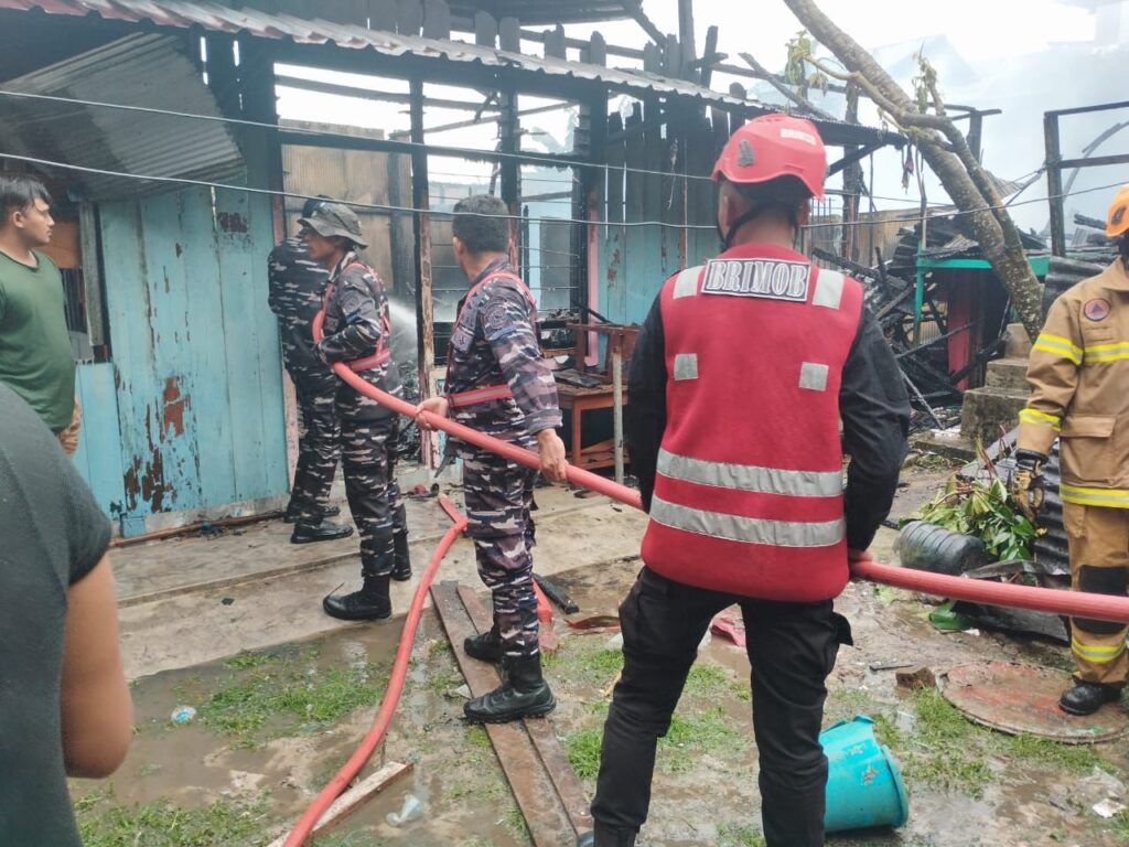 Brimob Polda Kaltim Bergerak Cepat Bantu Padamkan Kebakaran di Kelurahan Baru Ilir Balikpapan Barat WhatsApp Image 2025 10 26 at 09.03.53 c143e225