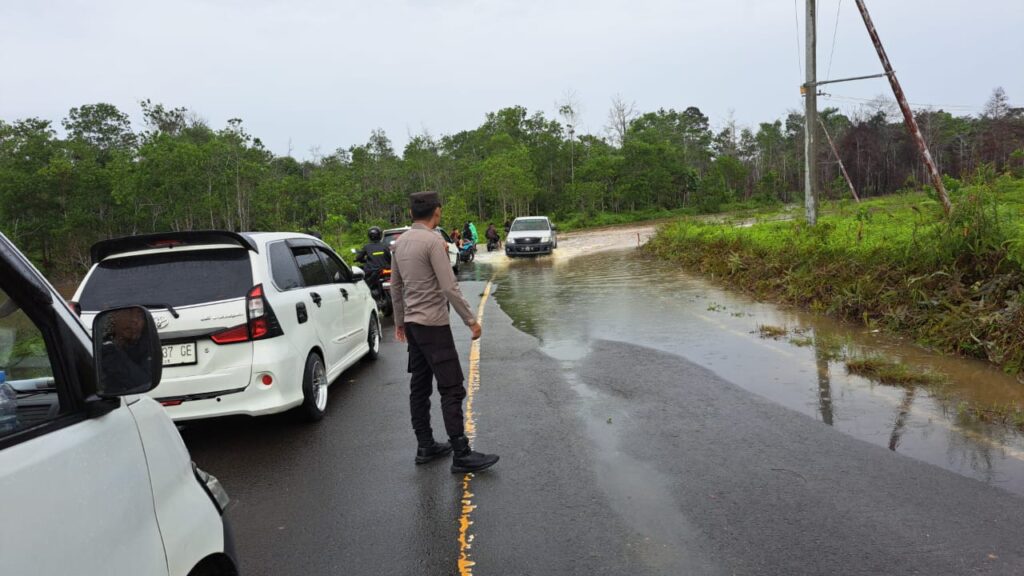 Polsek Pulau Derawan Sigap Atasi Banjir Akibat Hujan Deras dan Pasang Laut di KM 8 Tanjung Batu WhatsApp Image 2025 10 26 at 16.23.50 217d923e