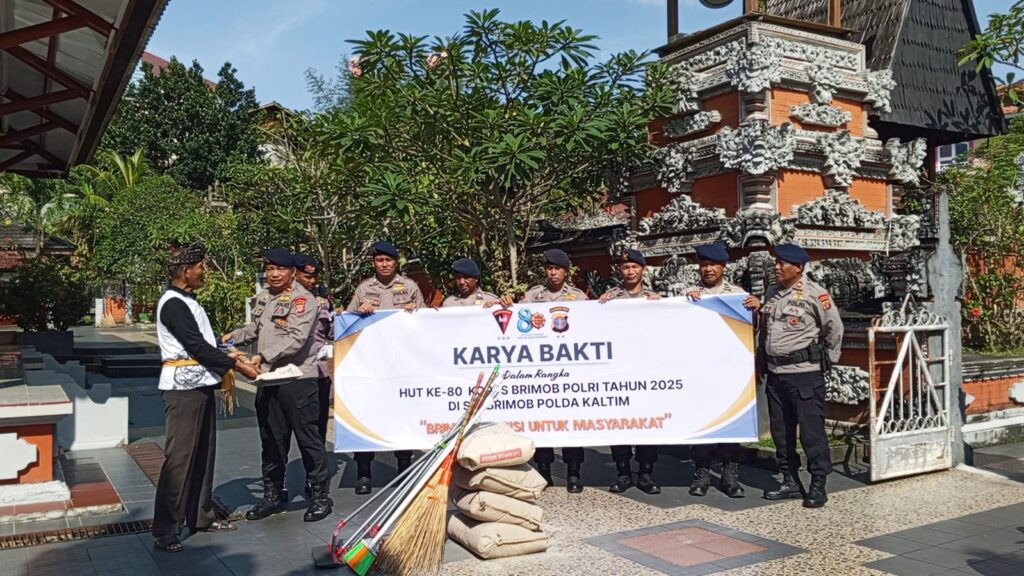 Wujud Kepedulian dan Toleransi, Sat Brimob Polda Kaltim Gelar Karya Bakti di Pura Giri Jaya Natha sekaligus Sambut HUT Korps Brimob Polri ke-80 WhatsApp Image 2025 10 28 at 09.45.58