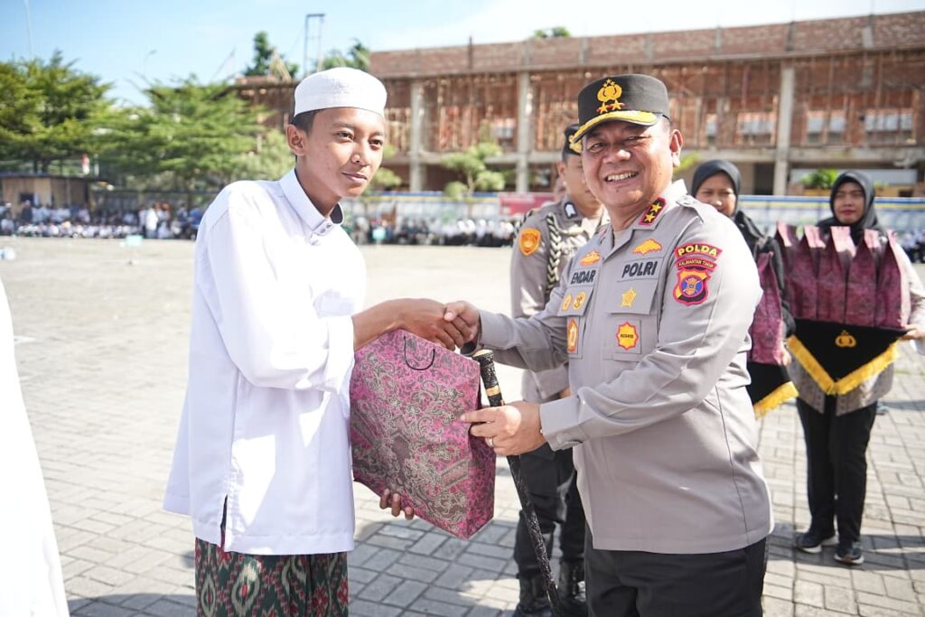 Wujud Kepedulian di Momen Hari Santri dan Sumpah Pemuda, Kapolda Kaltim Serahkan Bantuan 20 Sumur Bor untuk Santri WhatsApp Image 2025 10 29 at 08.11.26