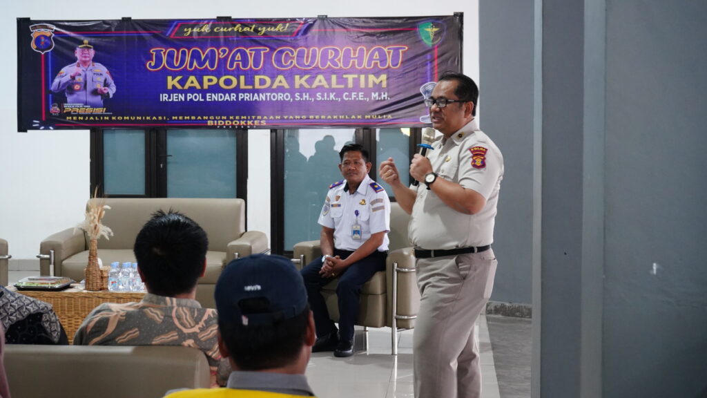 Bid Dokkes Polda Kaltim Gelar Jumat Curhat Bersama Sopir di Terminal Batu Ampar Balikpapan DSC08239