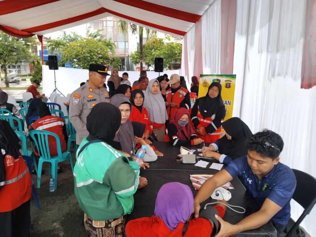 Jumat Peduli, Polres Kukar Hadirkan Warung Berbagi dan Layanan Kesehatan Gratis untuk Masyarakat WhatsApp Image 2025 11 01 at 11.41.55