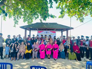 Berbagi Kasih di Tepi Pantai, Polwan dan Bhayangkari Polda Kaltim Ulurkan Bantuan untuk Warga WhatsApp Image 2025 11 03 at 13.01.19 7117e8dd 300x225 1