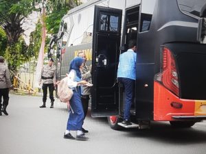 Satbrimob Polda Kaltim Hadirkan Bus Sekolah Gratis untuk Dukung Pendidikan Anak Balikpapan WhatsApp Image 2025 11 04 at 13.48.20 79a3e20c 300x225 1