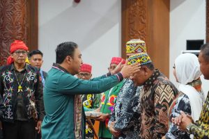 Sinergi dalam Bingkai Budaya, Kapolda dan Wakapolda Kaltim Dianugerahi Gelar Adat oleh Dewan Adat Kubar WhatsApp Image 2025 11 05 at 11.59.14 300x200 1