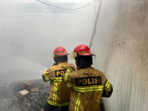 Kebakaran Gudang di Balikpapan Utara, PAMMAT Polda Kaltim Sigap Padamkan Api WhatsApp Image 2025 11 06 at 11.55.24 300x225 1