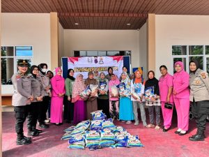 Tebar Kepedulian di Tengah Masyarakat, Polwan dan Bhayangkari Polda Kaltim Salurkan Bantuan untuk Warga Damai Bukit Cinta WhatsApp Image 2025 11 08 at 14.10.26 56d2cd96 300x225 1