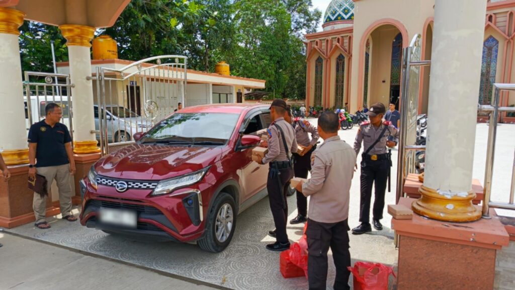 Jumat Berkah, Polsek Loa Kulu Tebar Kebaikan dengan Bagikan Nasi Kotak untuk Jamaah Masjid WhatsApp Image 2025 11 09 at 11.13.33