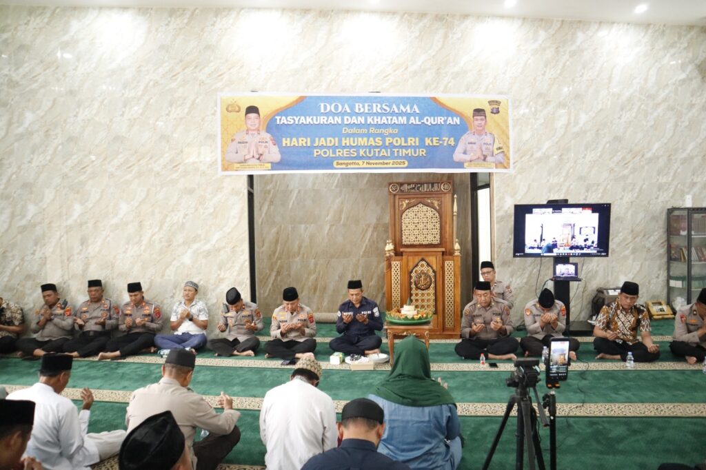 Momentum Tingkatkan Spiritualitas Iman pada HUT ke-74 Humas Polri, Sie Humas Polres Kutim Gelar Khataman Al-Qur’an 74 Kali dan Doa Bersama WhatsApp Image 2025 11 09 at 11.26.58