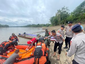 Polres Kutai Barat Evakuasi Korban Kecelakaan Kapal di Sungai Mahakam WhatsApp Image 2025 11 12 at 10.02.31 300x225 1
