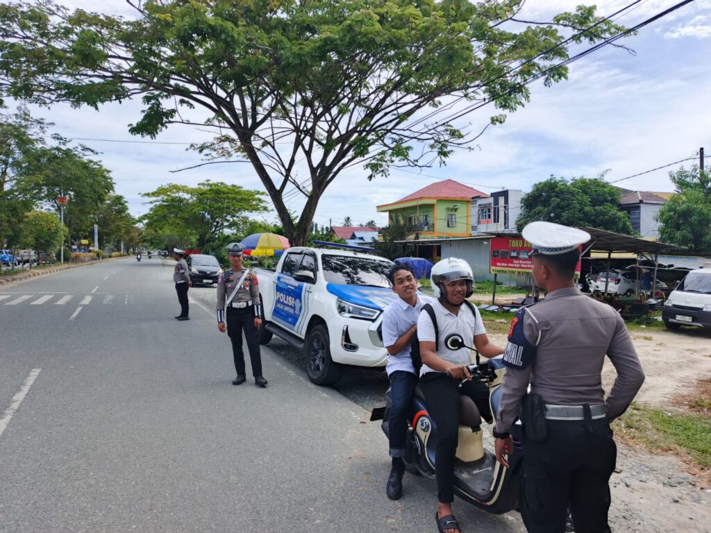 Sat Lantas Polres PPU Gencarkan Edukasi Keselamatan, Ajak Pengendara Lebih Tertib di Jalan WhatsApp Image 2025 11 14 at 11.53.56 408dea8d