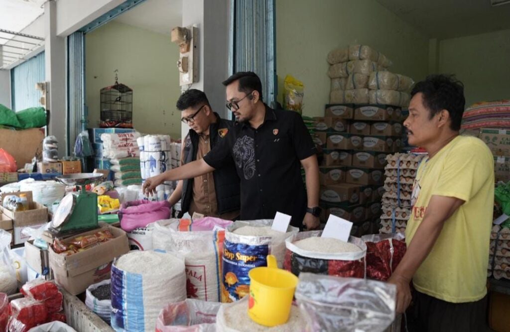 Satreskrim Polres Kukar Intensif Pantau Stok dan Harga Beras di Pasar Mangkurawang WhatsApp Image 2025 11 15 at 08.46.09 9868a0f8