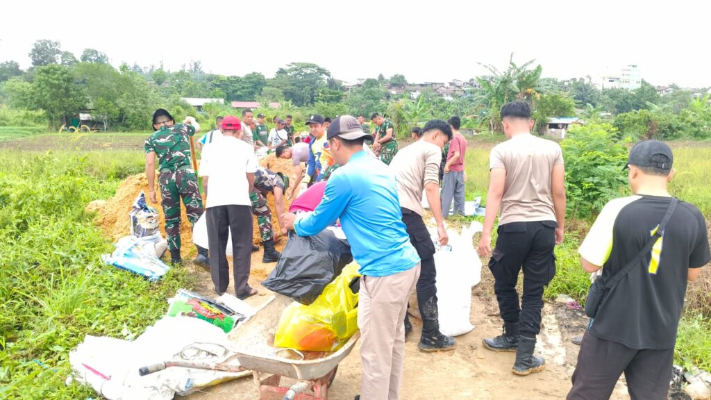 Antisipasi Cuaca Ekstrem, Polres Bontang Bersama Warga Perkuat Mitigasi Bencana di Ponpes Taman Firdaus WhatsApp Image 2025 11 15 at 15.41.33 b47a7ee9