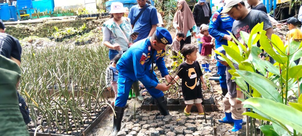 Outing Class Kids Club Balikpapan di Mako Ditpolairud Polda Kaltim, Anak-Anak Dikenalkan SAR, Kapal Patroli, dan Edukasi Mangrove WhatsApp Image 2025 11 16 at 14.36.52 58309ce2