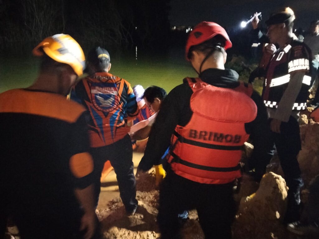 Enam Anak Tewas Tenggelam di Kubangan Batu Ampar, TNI-Polri Bersama Tim SAR Gabungan Lakukan Evakuasi WhatsApp Image 2025 11 18 at 10.13.54