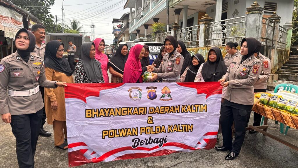 Bakti Sosial Polwan Ditlantas Polda Kaltim Bersama Bhayangkari, 200 Paket Gula Dibagikan ke Warga Baru Ilir WhatsApp Image 2025 11 18 at 11.55.09