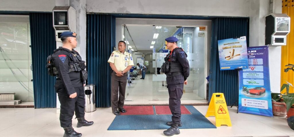 Intensifkan Patroli, Sat Brimob Polda Kaltim Perkuat Keamanan di Area Perbankan WhatsApp Image 2025 11 22 at 09.40.57