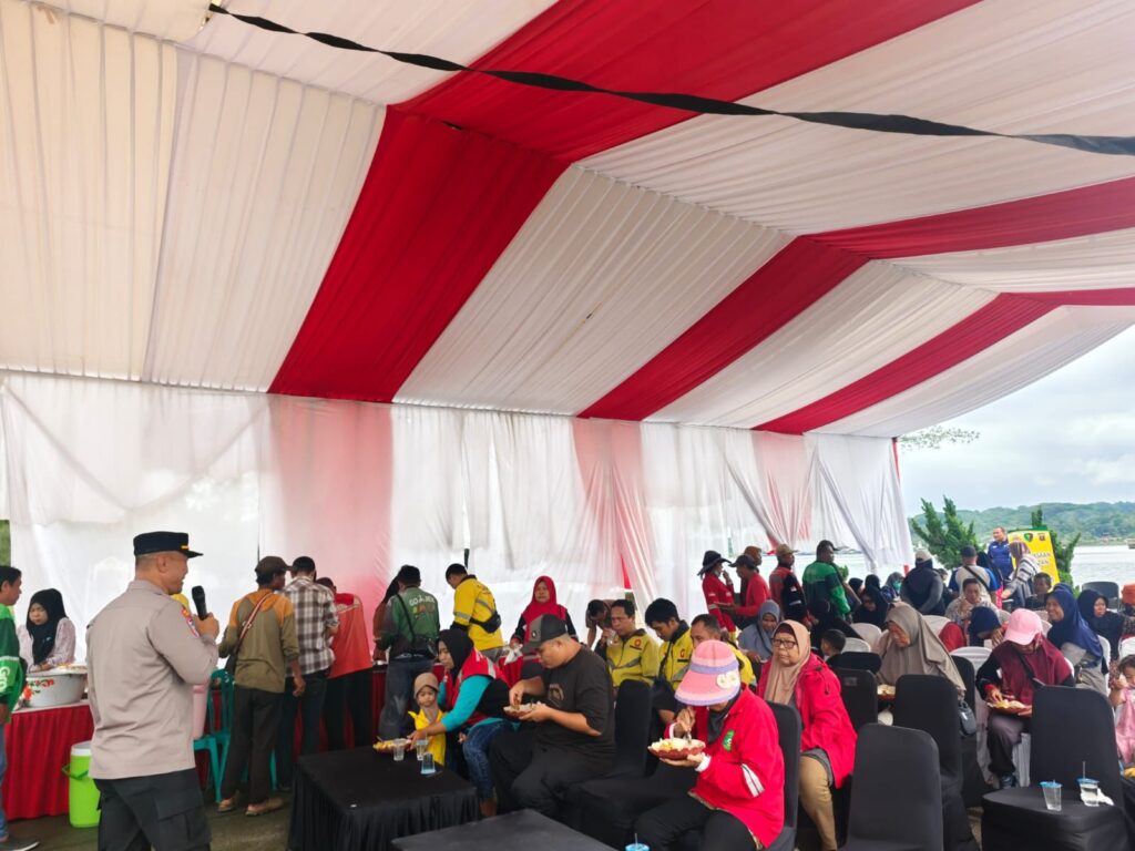 Hadirkan ‘Jumat Berkah’, Polres Kukar beri Santunan Sembako, Warung Gratis, dan Layanan Kesehatan untuk Masyarakat WhatsApp Image 2025 11 22 at 10.14.46