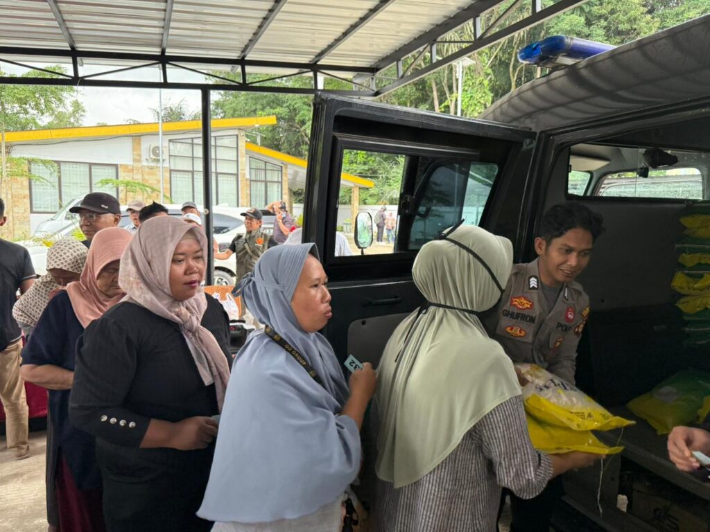 Pastikan Akses Beras Terjangkau untuk Masyarakat, Polresta Samarinda Bersama Bulog Gelar ‘Gerakan Pangan Murah’ WhatsApp Image 2025 11 22 at 10.23.41