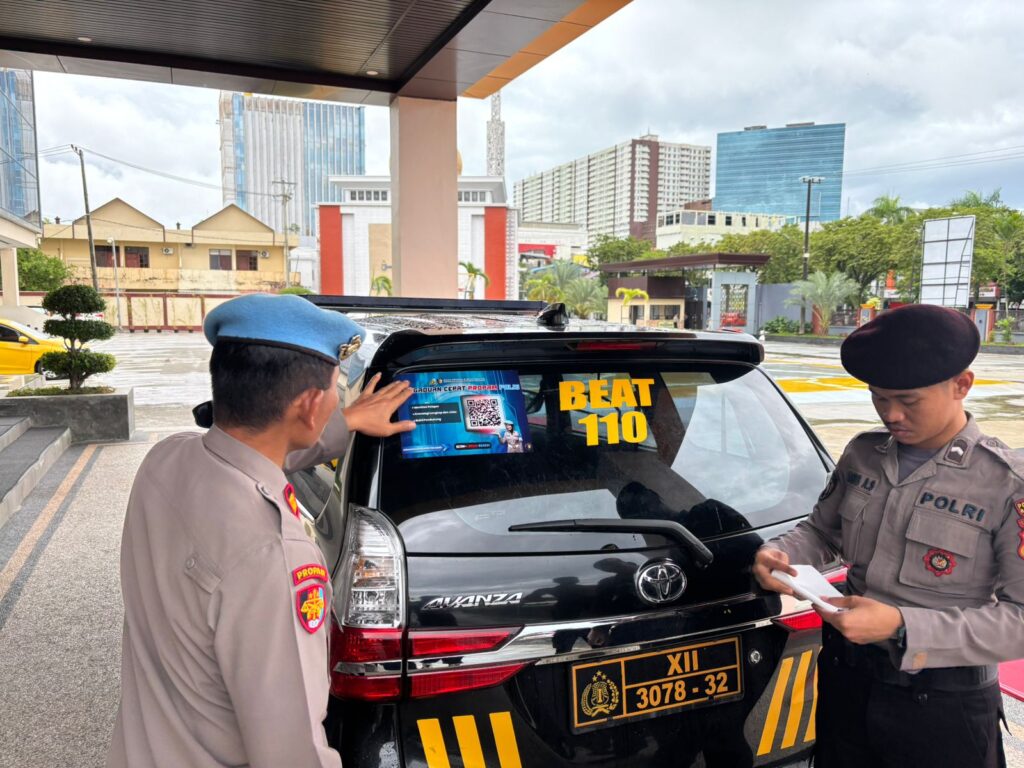 Sosialisasikan Layanan Aduan Secara Online, Polresta Balikpapan Lakukan Pemasangan Stiker Barcode Yanduan Propam pada Kendaraan Dinas WhatsApp Image 2025 11 22 at 10.30.45
