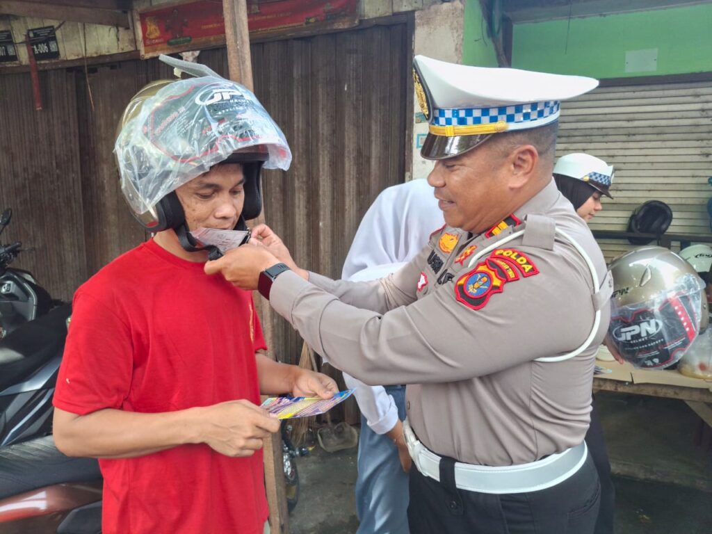 Bagikan Helm SNI dan Brosur Keselamatan, Satgas Preemtif Operasi Zebra Mahakam 2025 Ajak Masyarakat Balikpapan Tertib Berlalu Lintas WhatsApp Image 2025 11 25 at 13.13.43