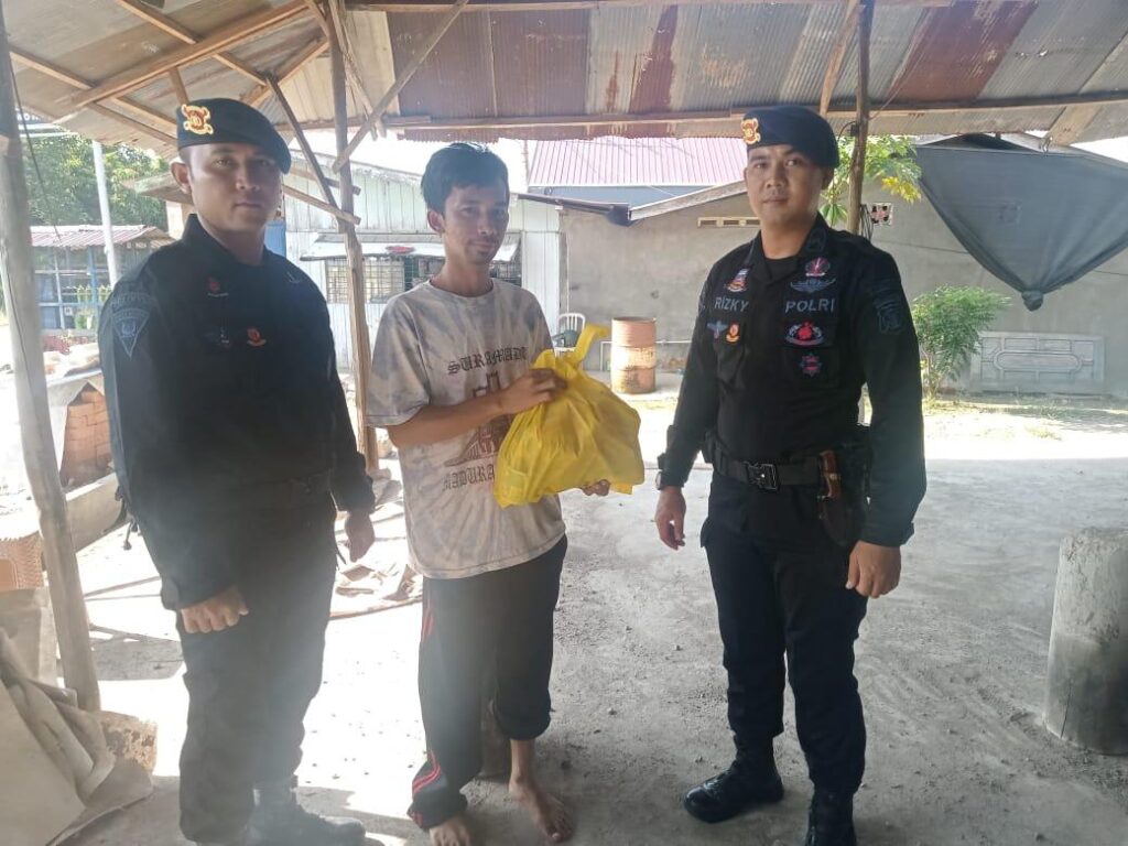 Brimob Polda Kaltim Jalankan Jumat Berkah di Paser, Wujudkan Kepedulian Melalui Bantuan Kemanusiaan WhatsApp Image 2025 11 29 at 04.57.42 1
