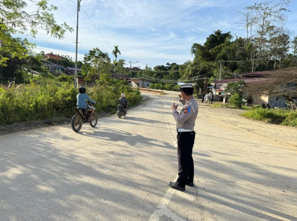 Polri Untuk Masyarakat, Sat Lantas Polres Mahulu Lakukan Pengaturan Arus Lalin Pagi di Kawasan Simpang Budaya Ujoh Bilang WhatsApp Image 2025 11 29 at 12.32.06