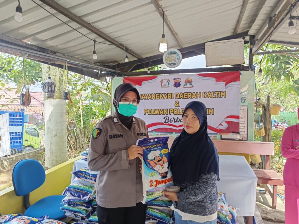 Tebar Kepedulian, Polwan Polda Kaltim bersama Bhayangkari Salurkan Bantuan Sosial kepada Masyarakat Margo Mulyo WhatsApp Image 2025 11 29 at 15.18.47
