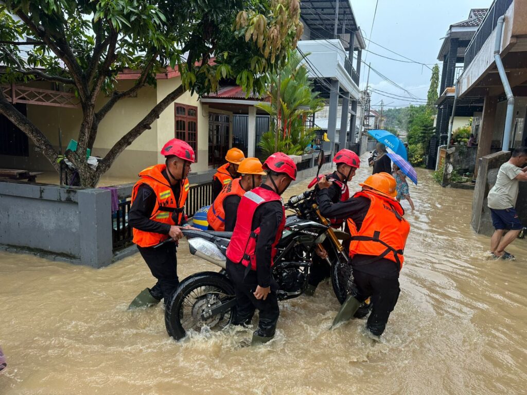 Curah Hujan Tinggi di Balikpapan, Sat Brimob Polda Kaltim Gerak Cepat Evakuasi Masyarakat yang Terdampak Banjir WhatsApp Image 2025 11 30 at 09.01.06