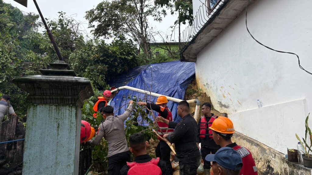 Polresta Balikpapan Bersama Instansi Terkait Lakukan Evakuasi Warga Terdampak Longsor Akibat Cuaca Ekstrem WhatsApp Image 2025 11 30 at 09.32.42