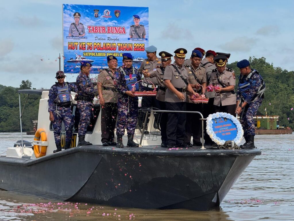 Polres Berau Gelar Tabur Bunga di Sungai Segah Peringati HUT ke-75 Polairud berau 1