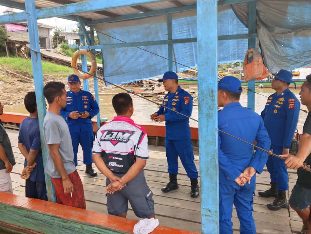 Sat Polairud Polres Kutai Barat Gelar Sosialisasi Keselamatan Penyeberangan di Kampung Melak Ilir kubar 1