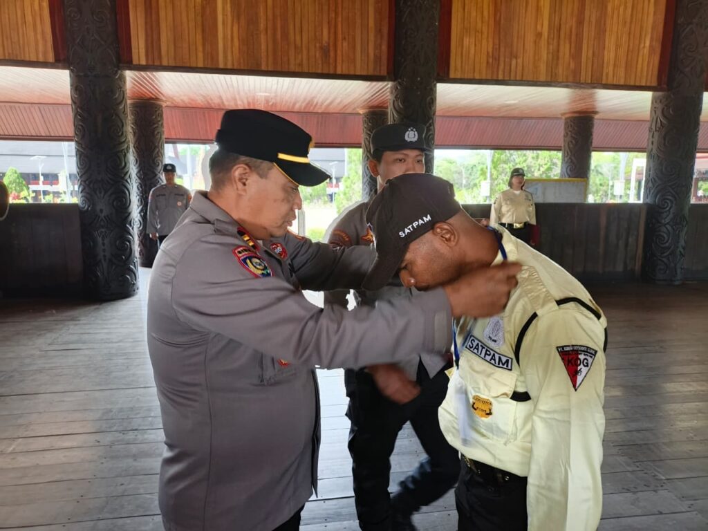 Sat Binmas Polres Kutai Barat Hadiri Upacara Pembukaan Pelatihan Satpam Gada Pratama PT. KOG Tahun 2025 kubar