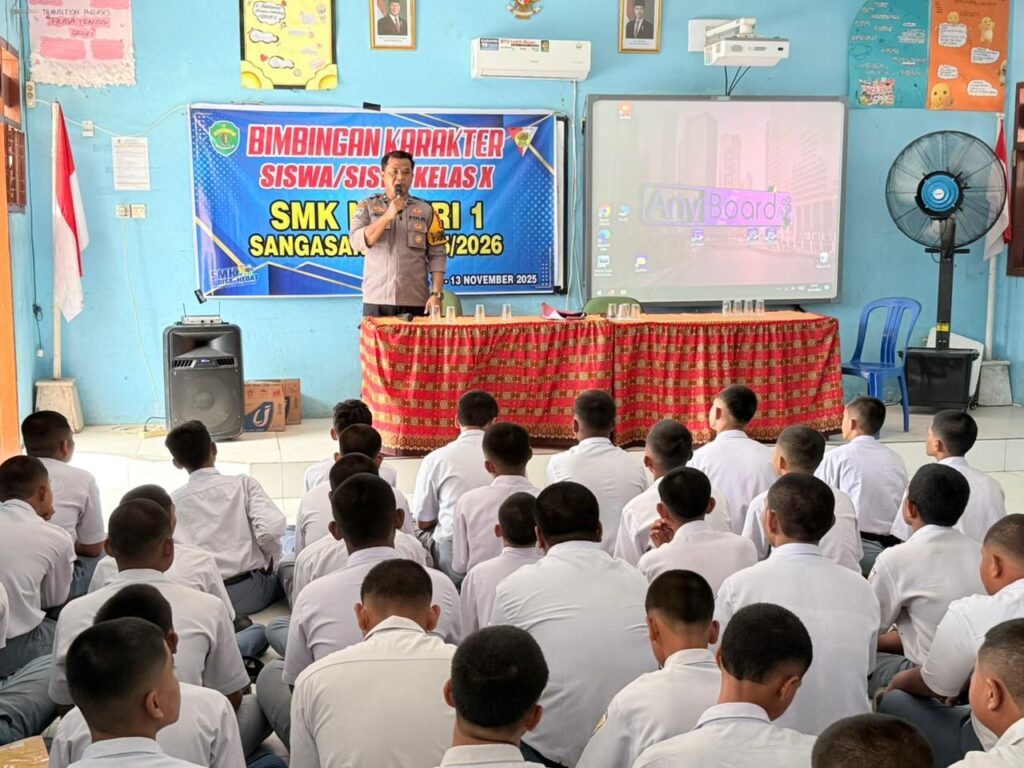 Polsek Sangasanga Gelar Penyuluhan Pelajar SMKN 1 Sangasanga Tentang Bahaya Narkoba dan Pentingnya Disiplin Berlalu Lintas kukar
