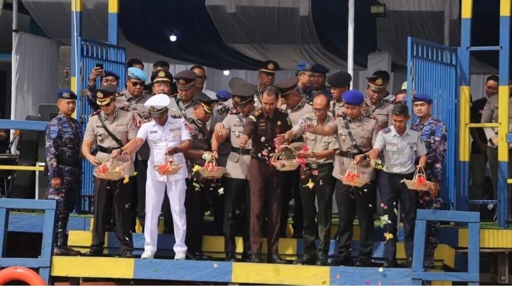 HUT ke-75 Polairud, Polres Kukar Gelar Upacara Penghormatan dan Syukuran di Dermaga KM 4 Tenggarong kukar 3