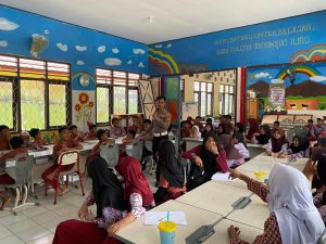 Satlantas Polres PPU Tanamkan Tertib Lalu Lintas dan Anti-Bullying Sejak Dini di SDN 027 Penajam ppu 1 300x225 1