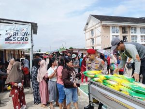 Polresta Samarinda dan Bulog Gelar Operasi Pangan Murah, Warga Antusias Serbu Beras SPHP di Pasar Harapan Baru smd 1 300x225 1