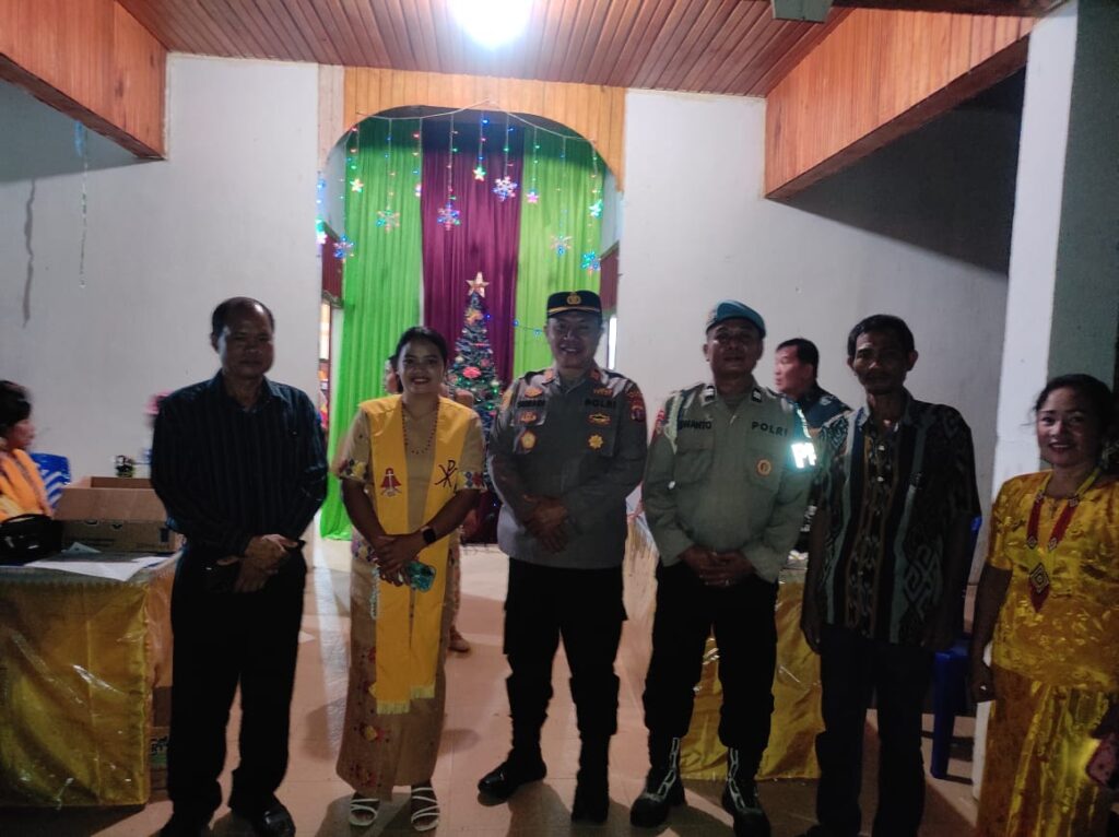 Polsek Tabalar Turunkan Personel Amankan Ibadah Natal 2025 dan Tahun Baru 2026 2
