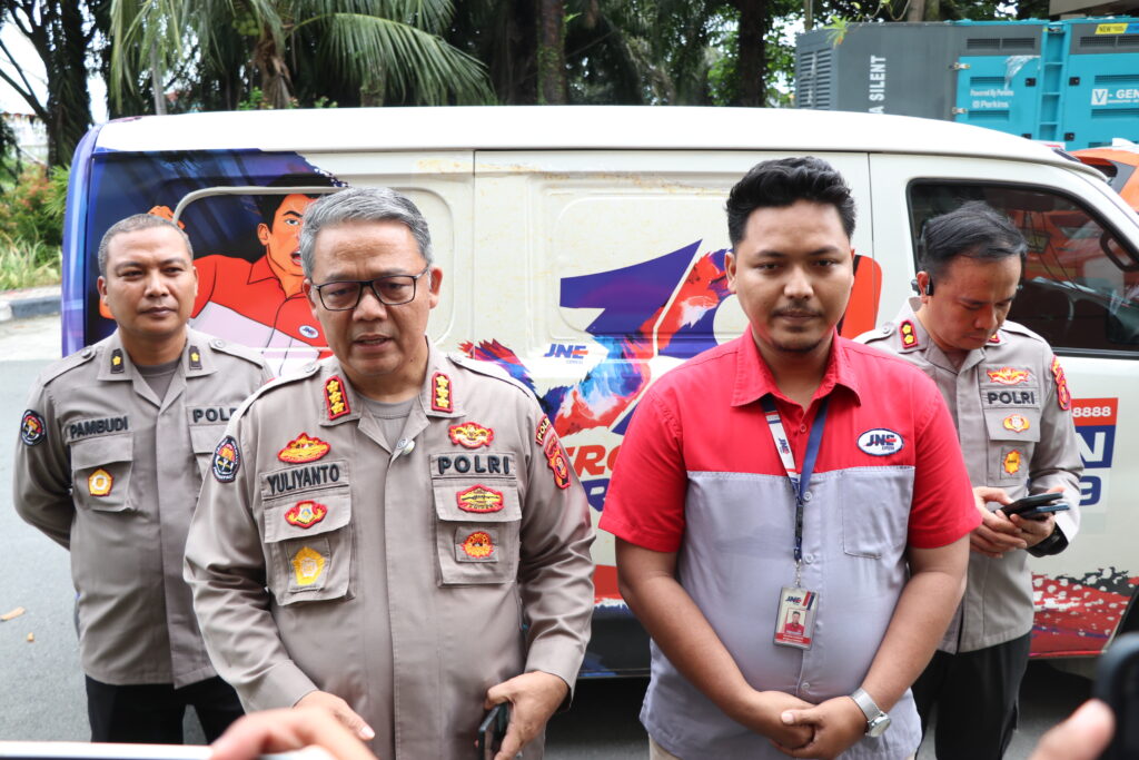 Lewat JNE, Polda Kaltim Distribusikan Bantuan Untuk Korban Bencana di Aceh dan Sumatera IMG 6624