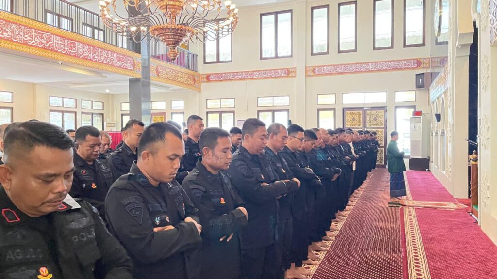 Batalyon A Brimob Kaltim Laksanakan Salat Gaib dan Doa Bersama untuk Korban Banjir dan Longsor di Sumatera WhatsApp Image 2025 12 01 at 10.31.55 185c5135