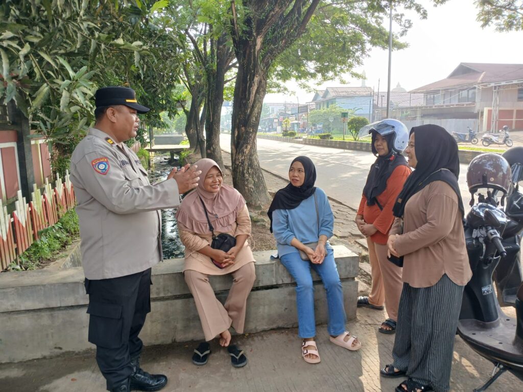 Perkuat Edukasi Kamtibmas kepada Masyarakat, Sat Binmas Polres Kutim Lakukan Penling serta Sambang di Pasar Teluk Lingga WhatsApp Image 2025 12 02 at 07.56.48