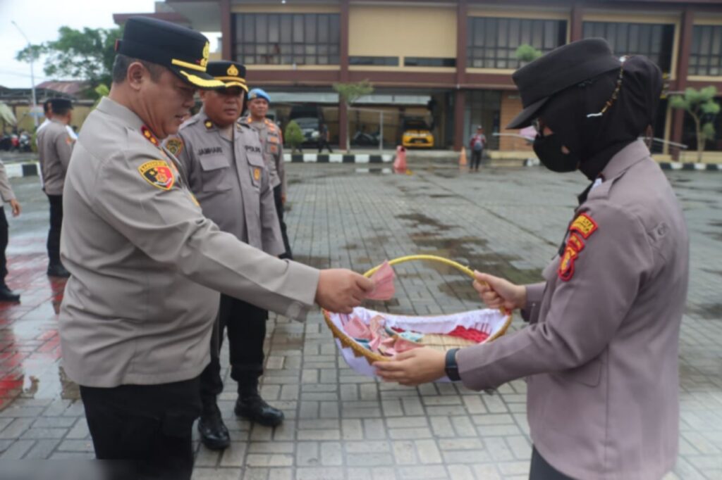 Gelar Aksi Kemanusiaan, Polresta Samarinda Galang Donasi untuk Korban Bencana di Sumatera WhatsApp Image 2025 12 02 at 08.03.56