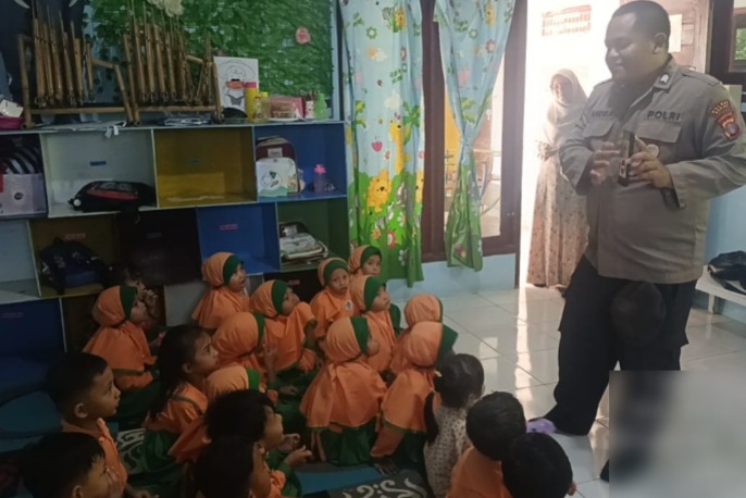 Polisi Sahabat Anak, Unit Binmas Polsek Sambaliung Gelar Kunjungan Edukatif ke TK Saoda Cendikia WhatsApp Image 2025 12 02 at 10.02.41