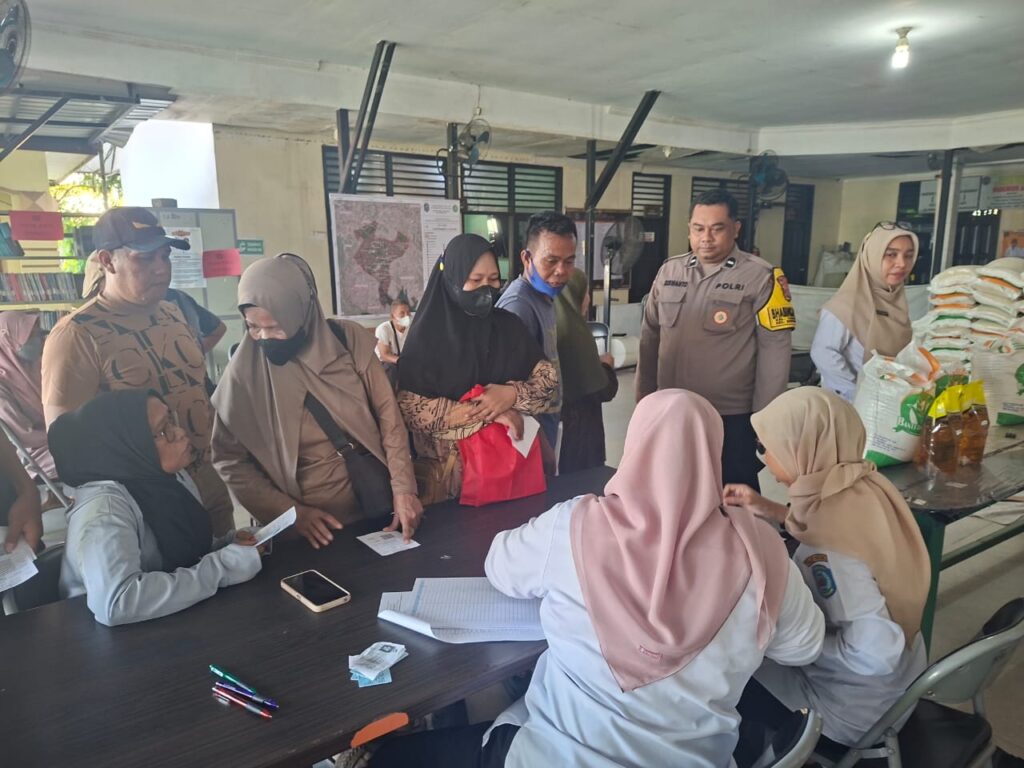 Bhabinkamtibmas Tanjung Laut Kawal Distribusi Beras dan Minyak Makan, Masyarakat Terlayani dengan Lancar WhatsApp Image 2025 12 05 at 08.48.05