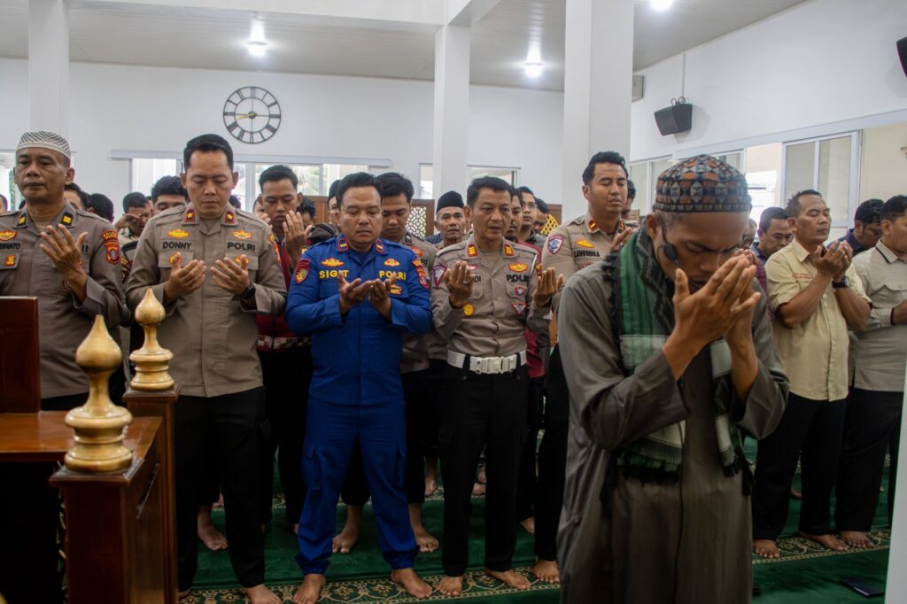 Polres Berau Gelar Sholat Gaib dan Doa Bersama untuk Korban Bencana Sumatera WhatsApp Image 2025 12 05 at 08.52.12