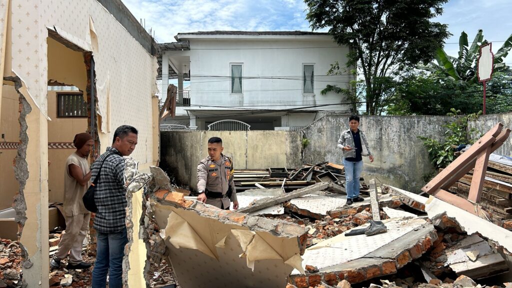 Terima Laporan dari Masyarakat, Unit Pamapta Polresta Samarinda Gerak Cepat Datangi Lokasi Laka Kerja WhatsApp Image 2025 12 05 at 09.10.07